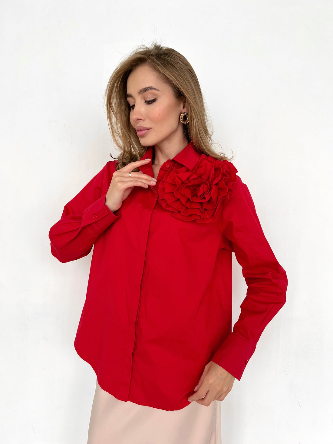 A light shirt with a handmade flower 🌺
